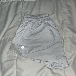 Lululemon white hotty hot shorts 2.5” size 4